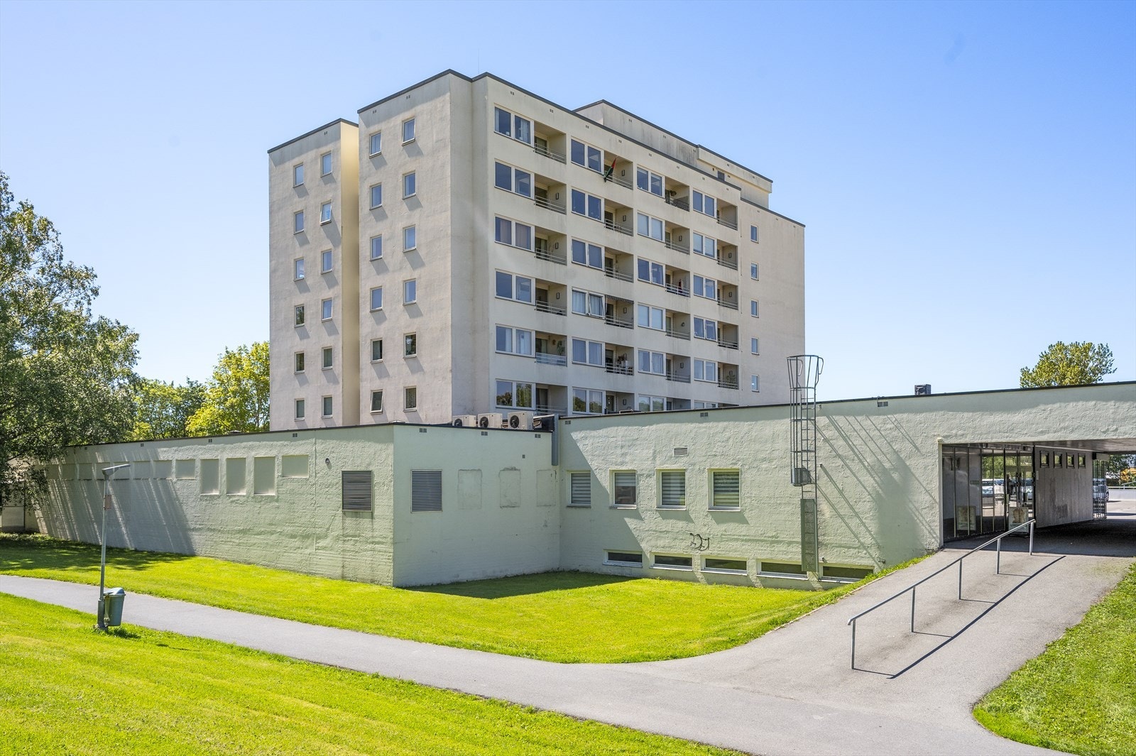 Det følger en garasjeplass med leiligheten. Galleribilde