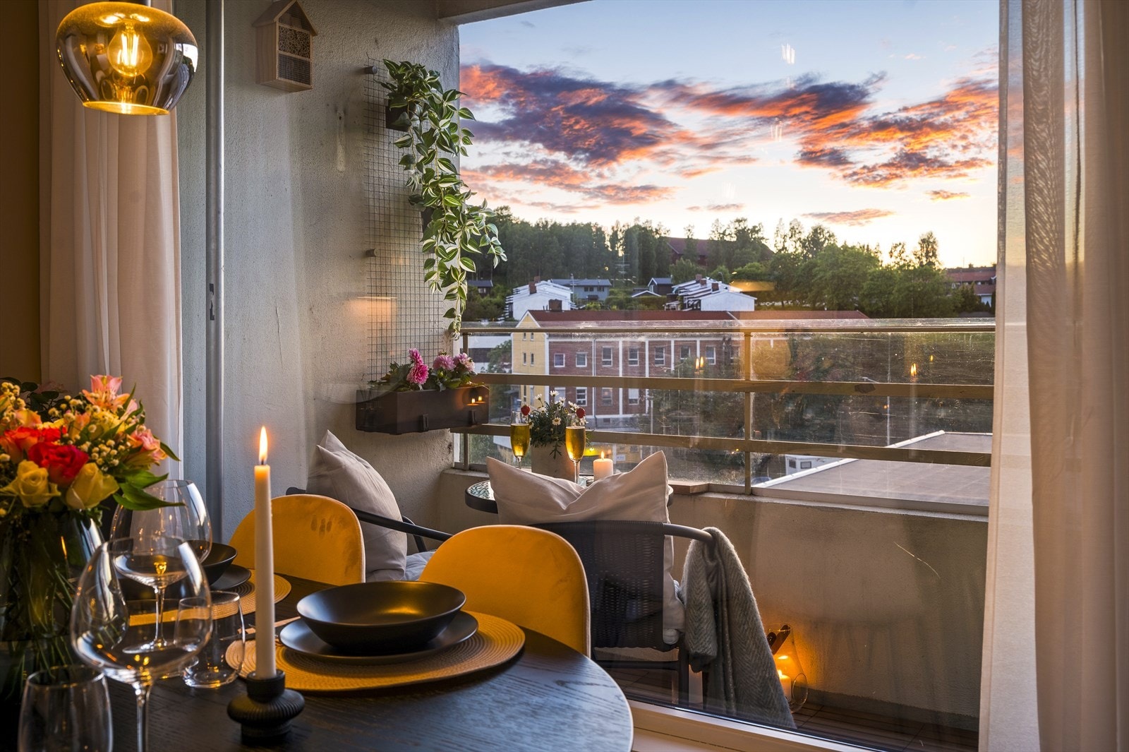 Boligen har kort avstand til Østensjøvannet, Østmarka, offentlig kommunikasjon og forretninger. Fantastiske muligheter for rekreasjon, naturopplevelser, turer og allsidig friluftsliv. Galleribilde