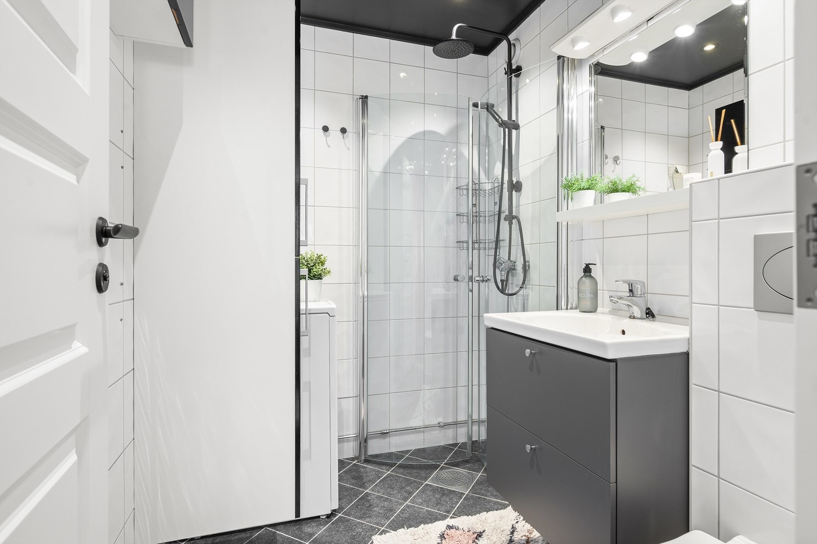 Delikat, flislagt baderom med behagelig gulvvarme, downlights i tak og opplegg til vaskemaskin. Galleribilde