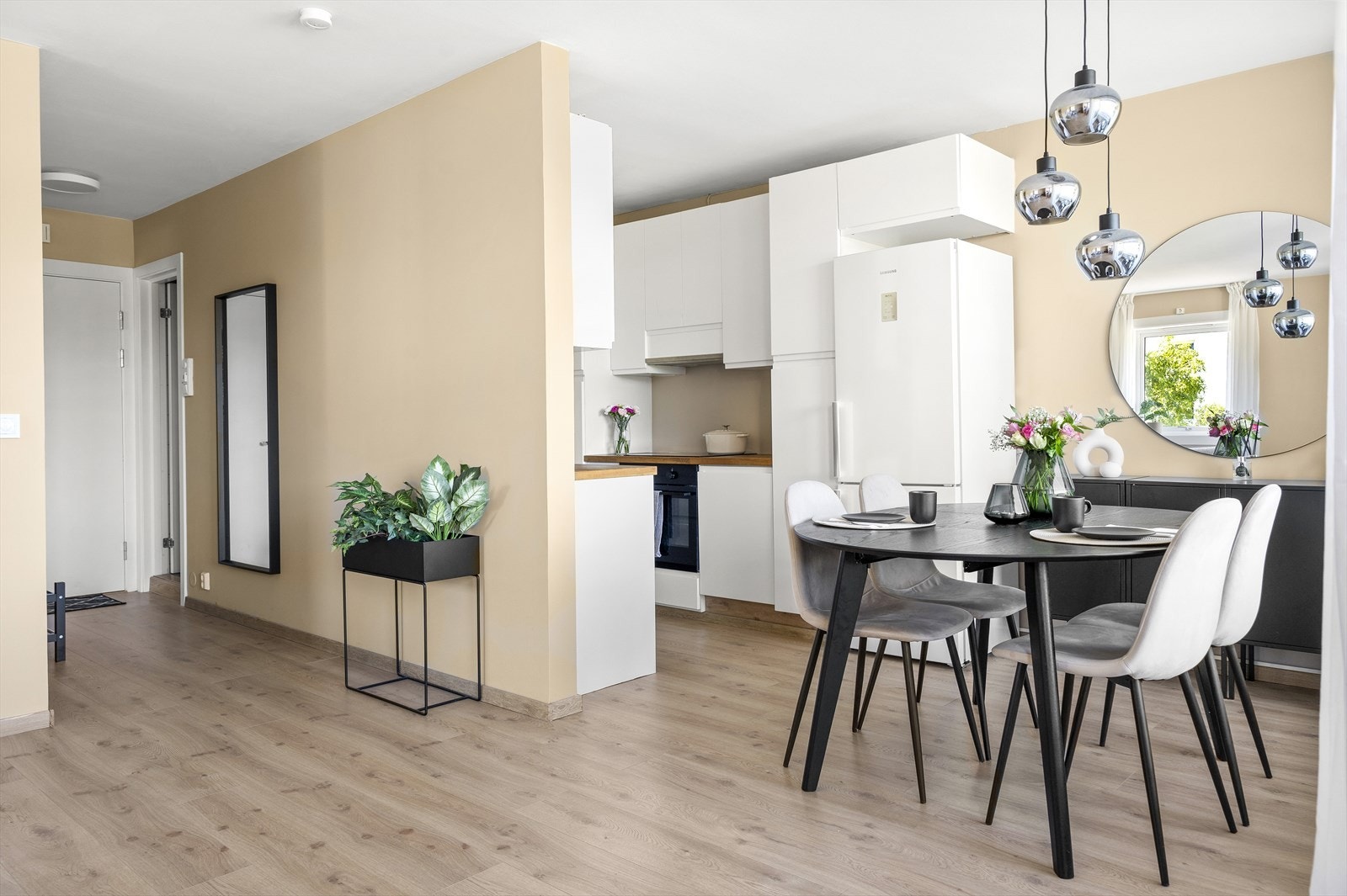 De generøse vindusflatene slipper inn godt med naturlig lys og skaper en luftig atmosfære i boligen. Galleribilde