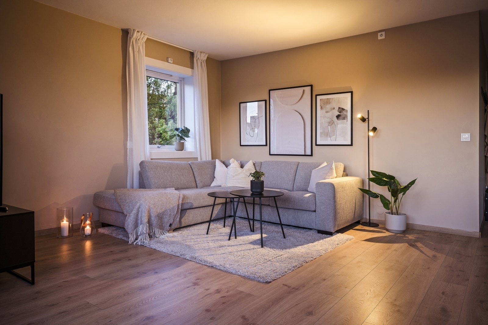 Kveldsstemning i stuen. Galleribilde