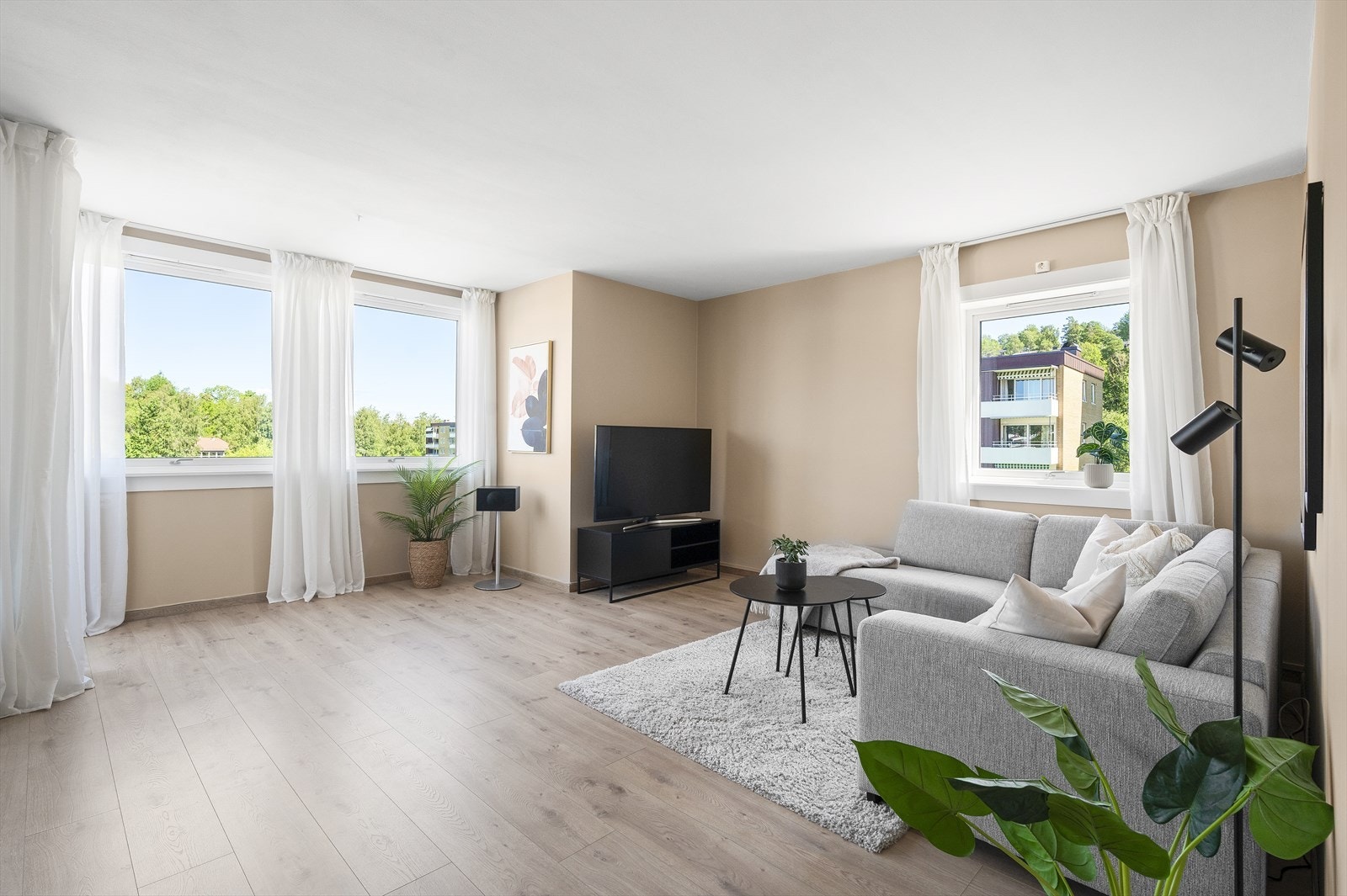 Den gode utformingen, sammen med de lyse overflatene, gjør det enkelt å innrede oppholdsrommet etter eget ønske. Galleribilde