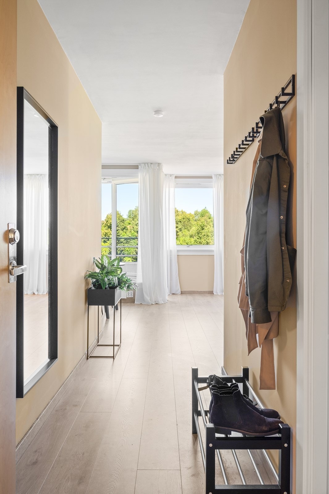Her ønskes du velkommen inn i en innbydende entré med plass til å henge fra seg ytterklær og sette fra seg sko. Galleribilde