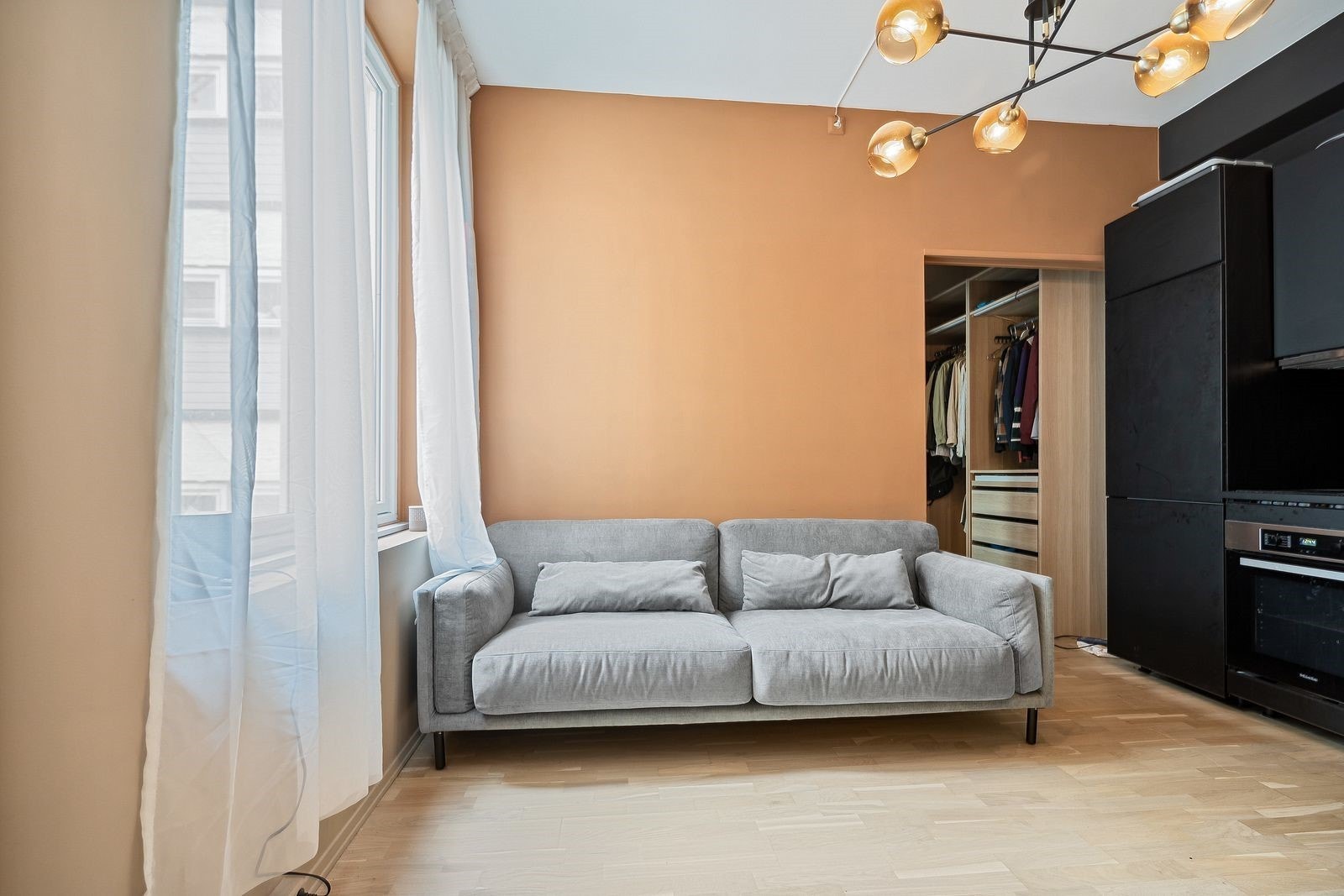 Stue med plass til sofa. Galleribilde