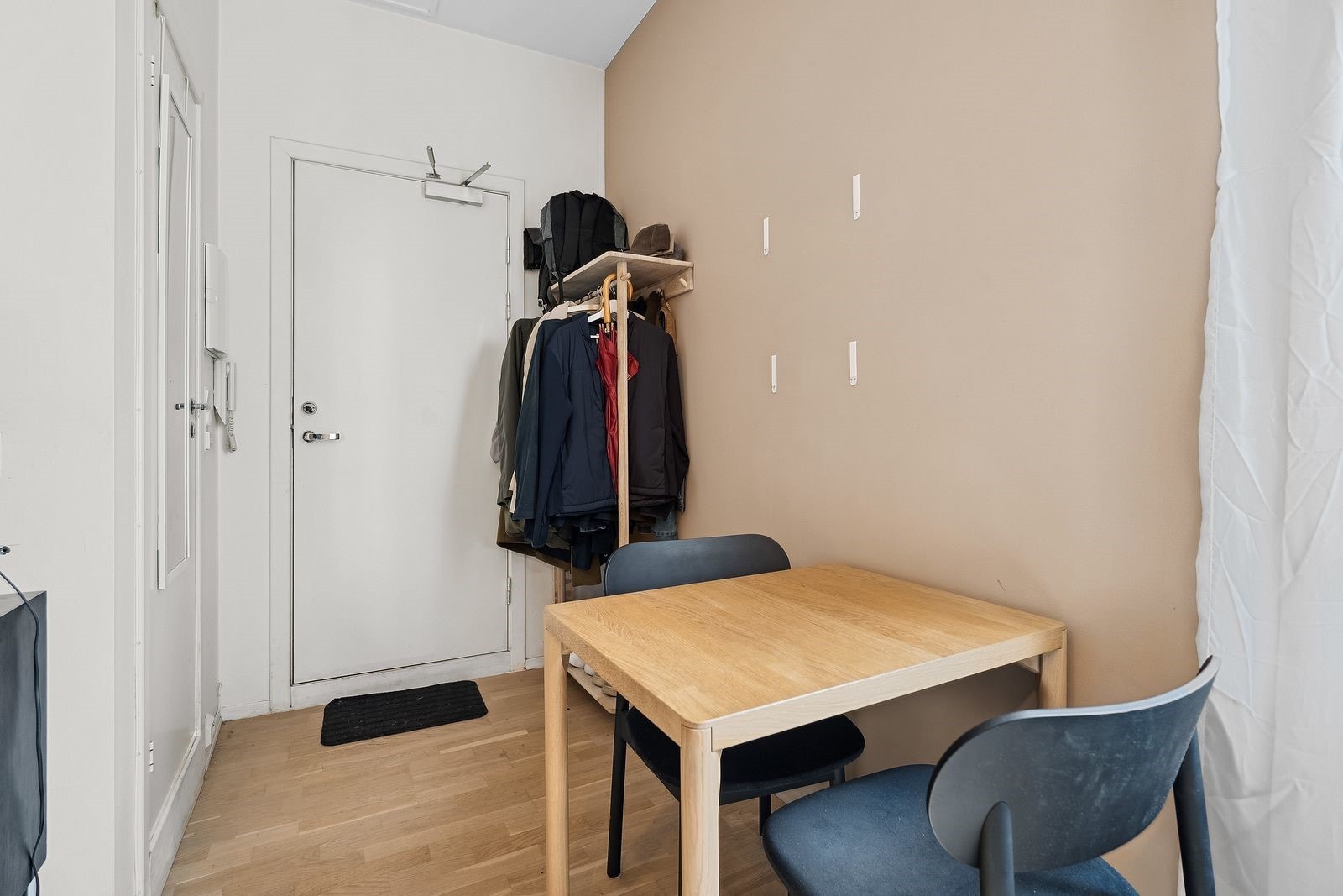 Entre med muligeht til å henge fra seg ytterklær. Galleribilde