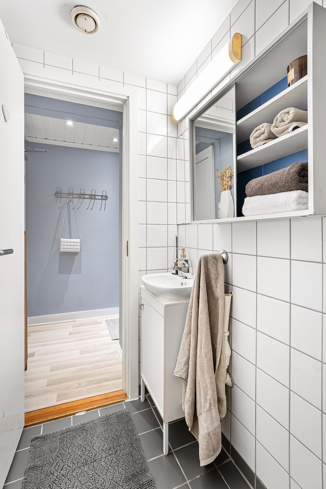Baderom fra 2000 med opplegg for vaskemaskin, flislagte gulv med varme, flislagte vegger og malt himling. Galleribilde