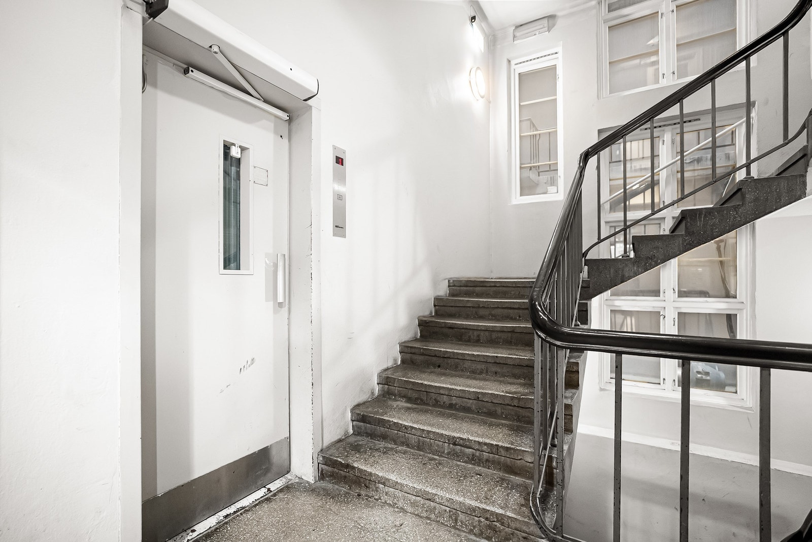 Trappegang og heis i bygget. Galleribilde