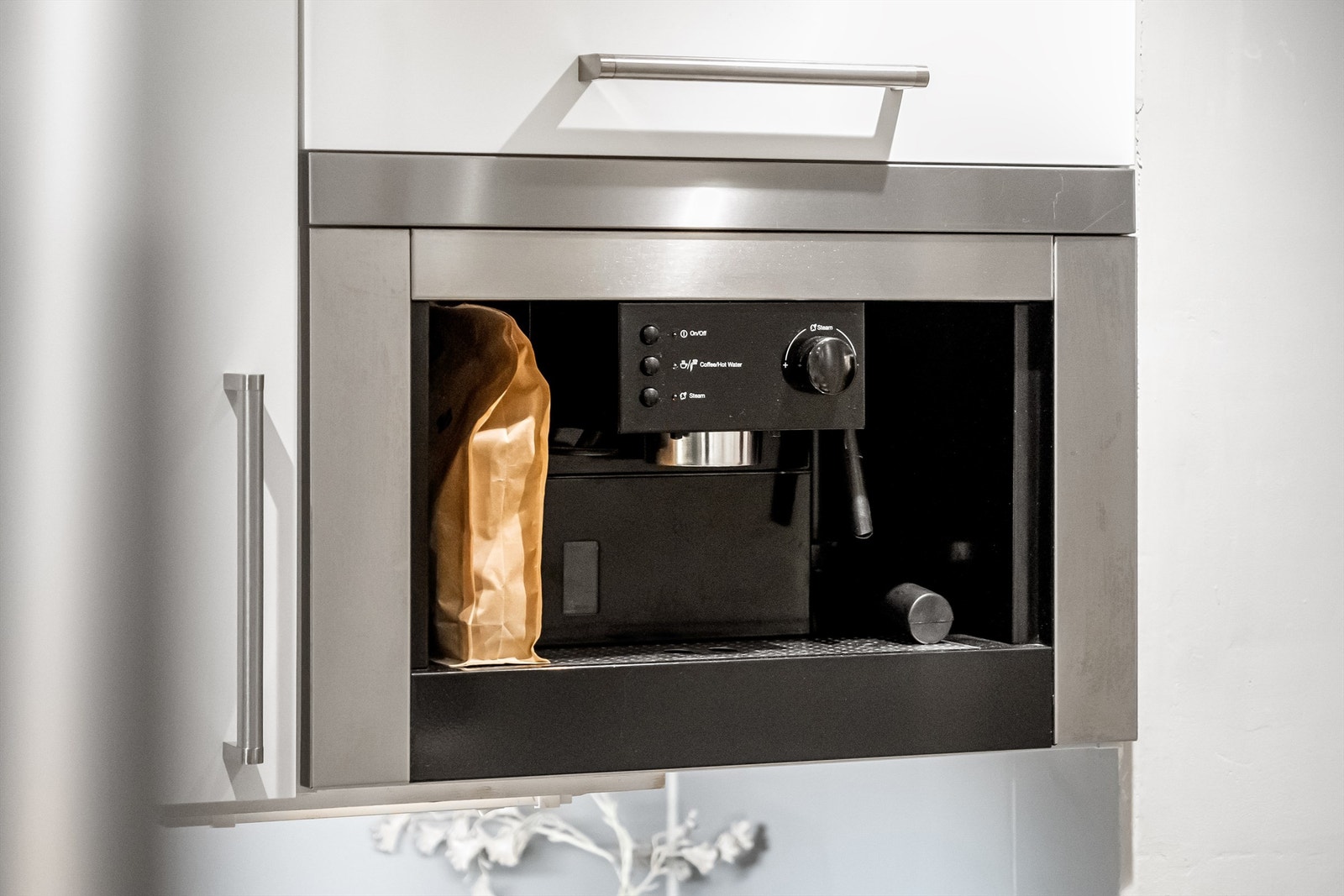 Integrert kaffemaskin på kjøkkenet. Galleribilde