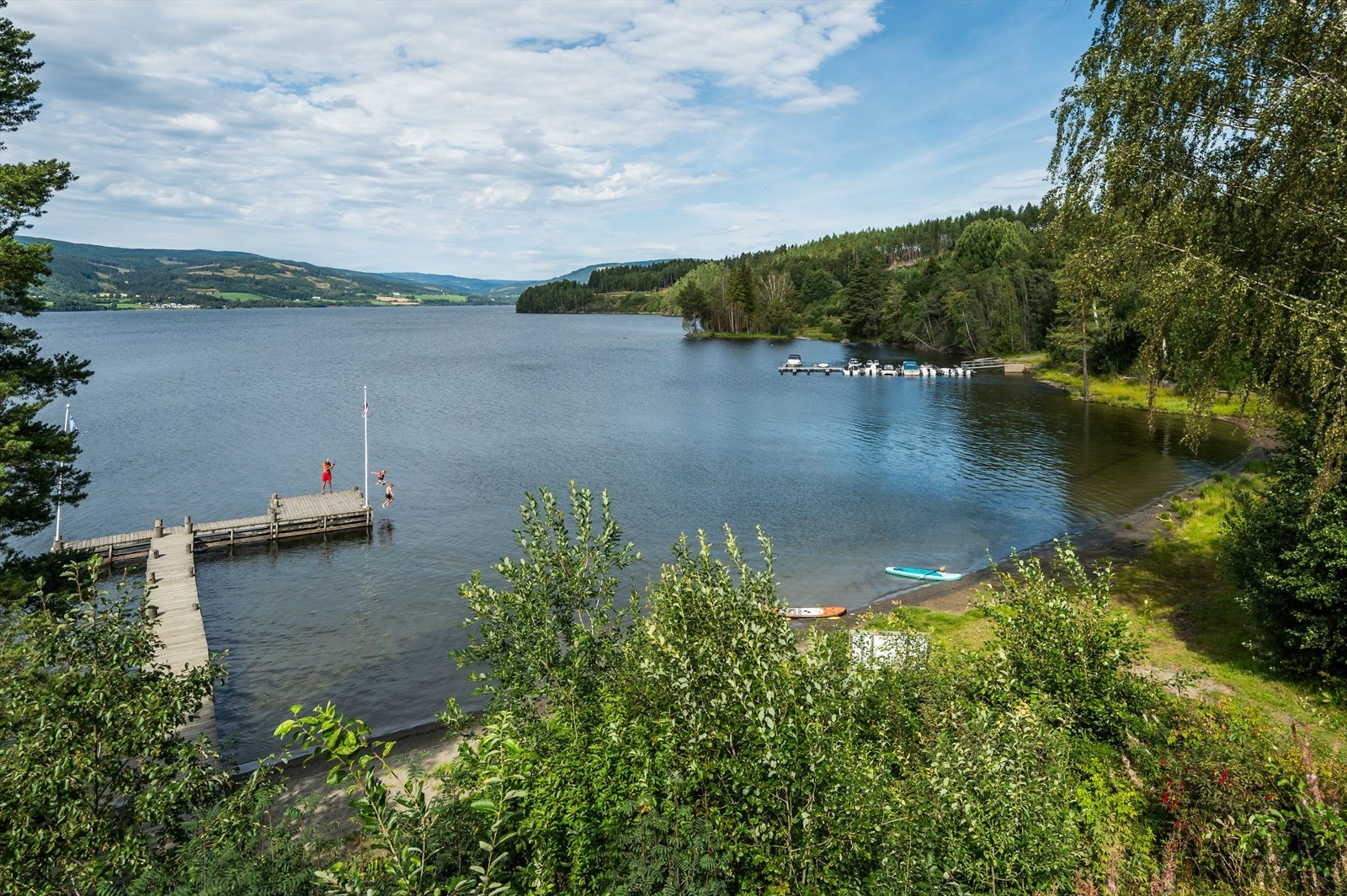 Fint strand ved Mjøsa. Brygge og båthavn. Galleribilde