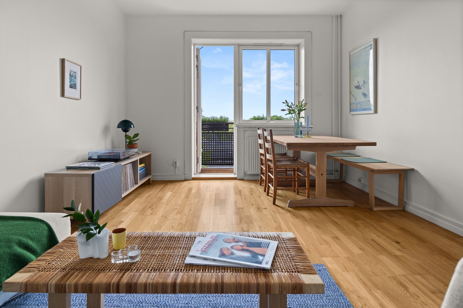 Romslig stue med god plass til både sofa og spisebord. Galleribilde