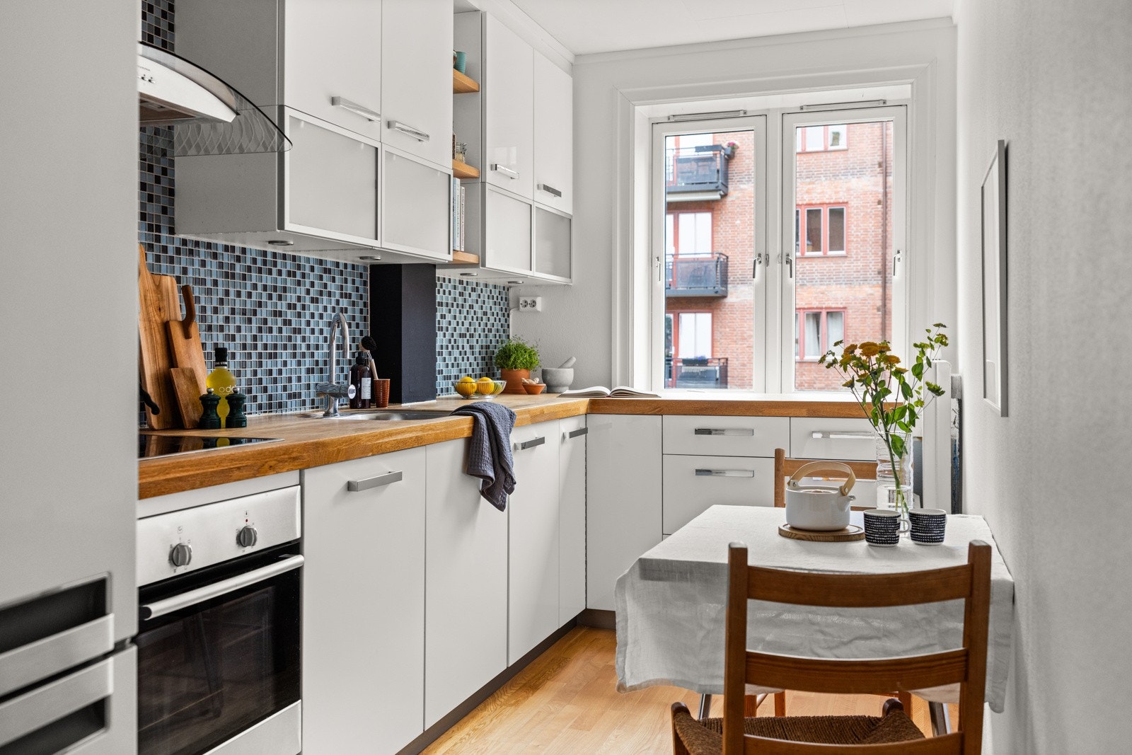 Kjøkken med spiseplass. Galleribilde