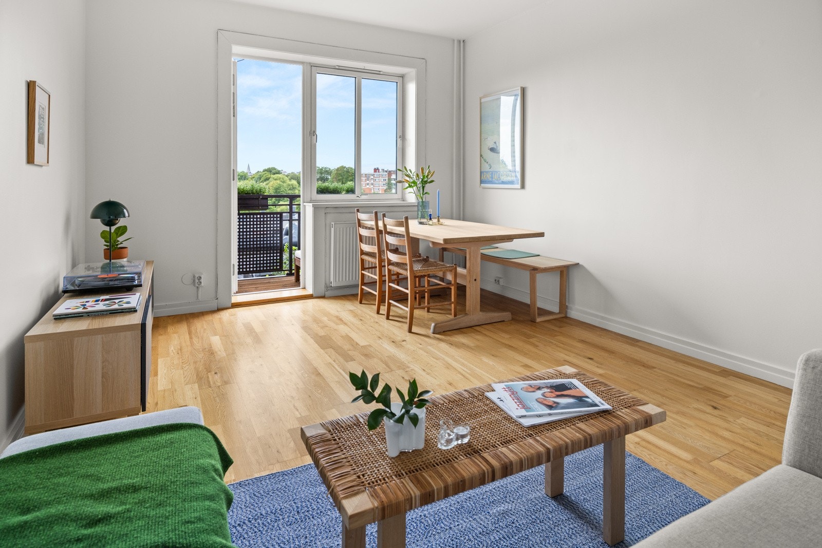 Stue med utgang til solrik balkong. Galleribilde