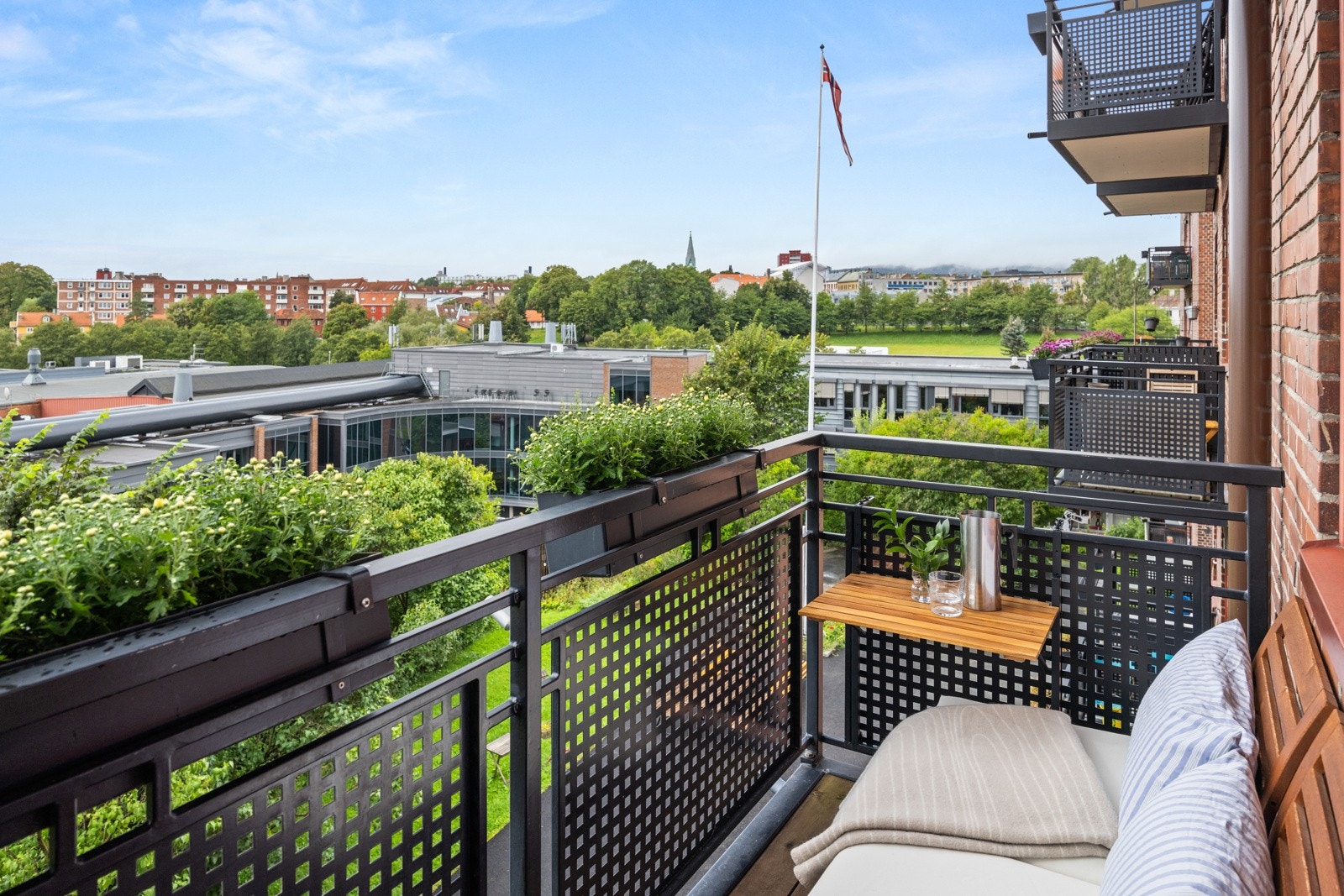 Solrik sydvestvendt balkong med flott utsikt. Galleribilde