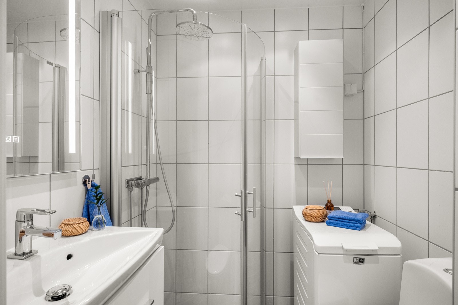 Flislagt baderom med gulvvarme og downlights i himling. Galleribilde