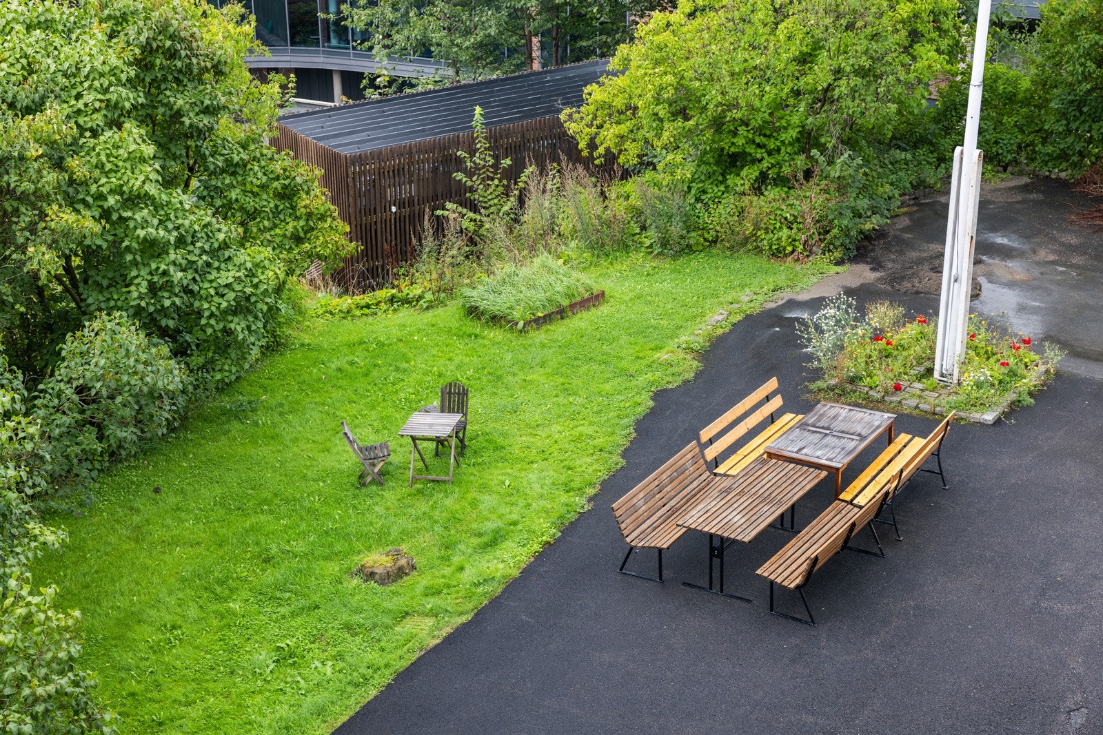 Hyggelig fellesområde med sittegruppe foran bygget. Galleribilde