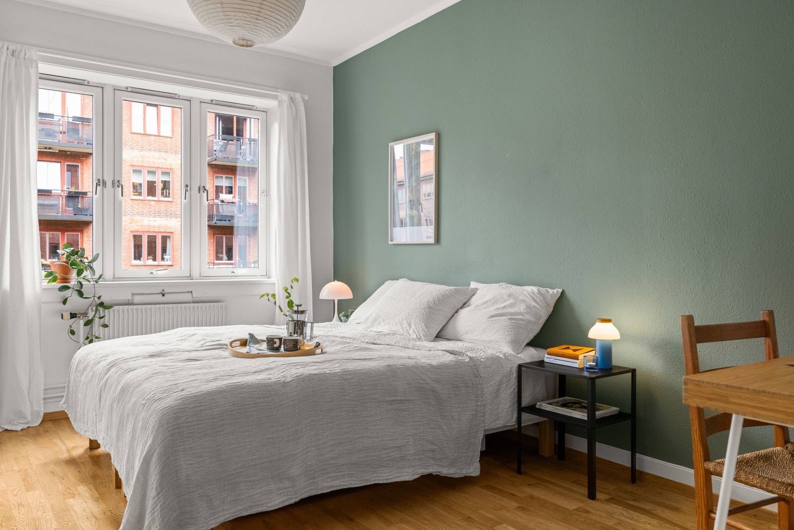 Stort soverom vendt mot bilfrie fellesarealer. Galleribilde