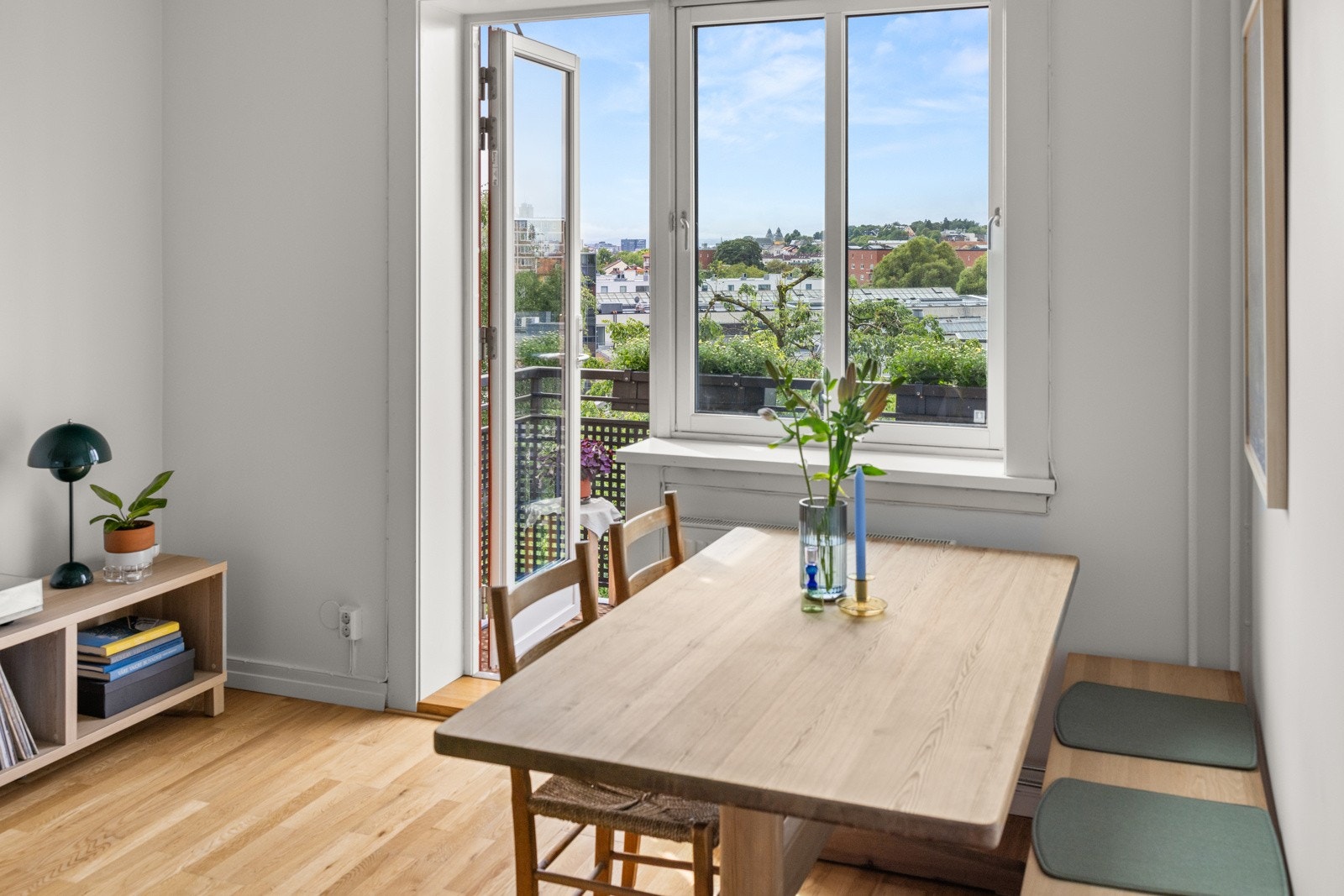 Svært gode lysforhold fra sydvestvendte vindusflater. Galleribilde