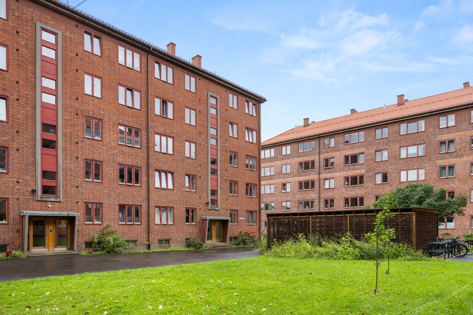 Borettslaget har pent opparbeidede fellesarealer mellom bygningene. Nytt utendørs sykkelskur fra 2023 for beboerne. Galleribilde