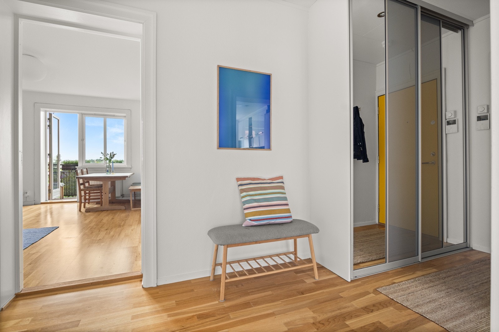 Romslig entré med skyvedørsgarderobe m/ speilfronter. Galleribilde