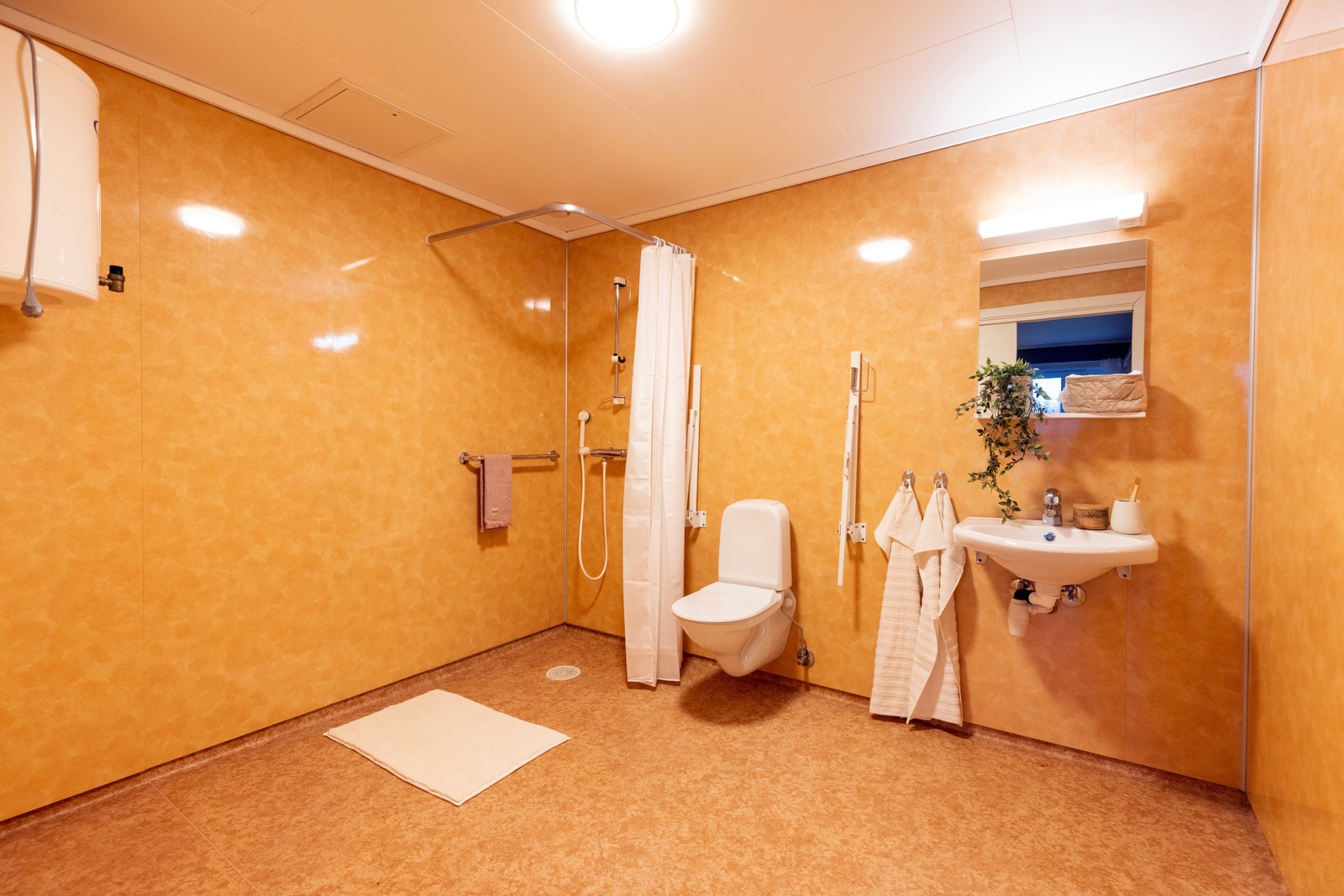 Romslig bad på 9m² tilrettelagt for rullestolbruker.
Det er plass til egen vaskemaskin. Galleribilde