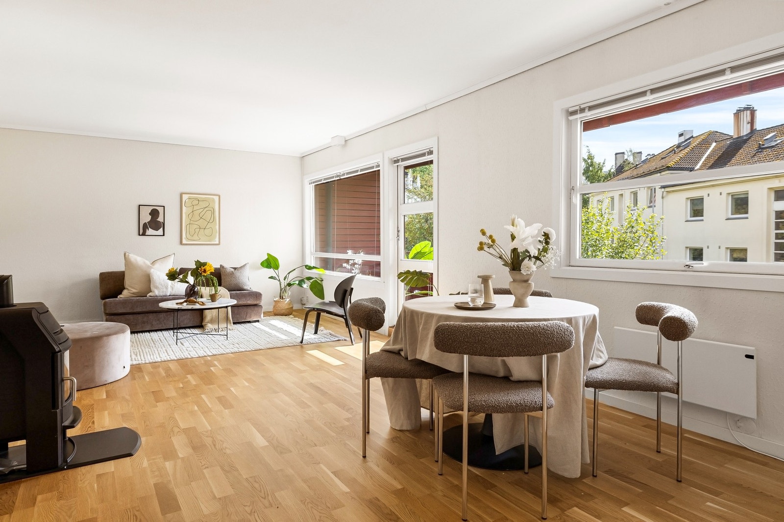 Meget lekker 3-roms leilighet med fast parkering, stor solrik uteplass og påkostede gjennomførte kvaliteter Galleribilde