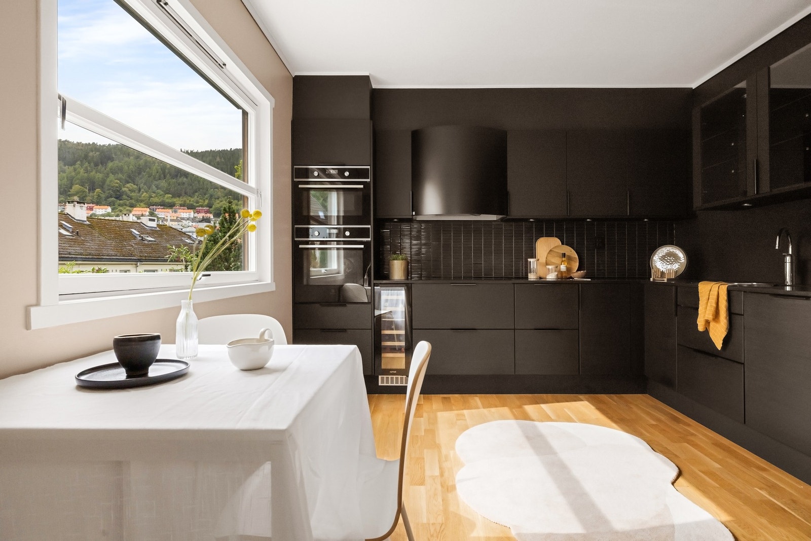 Kjøkkenet ble pusset opp i 2020 og har flere påkostninger som bla. vinskap og blackline hvitevarer Galleribilde