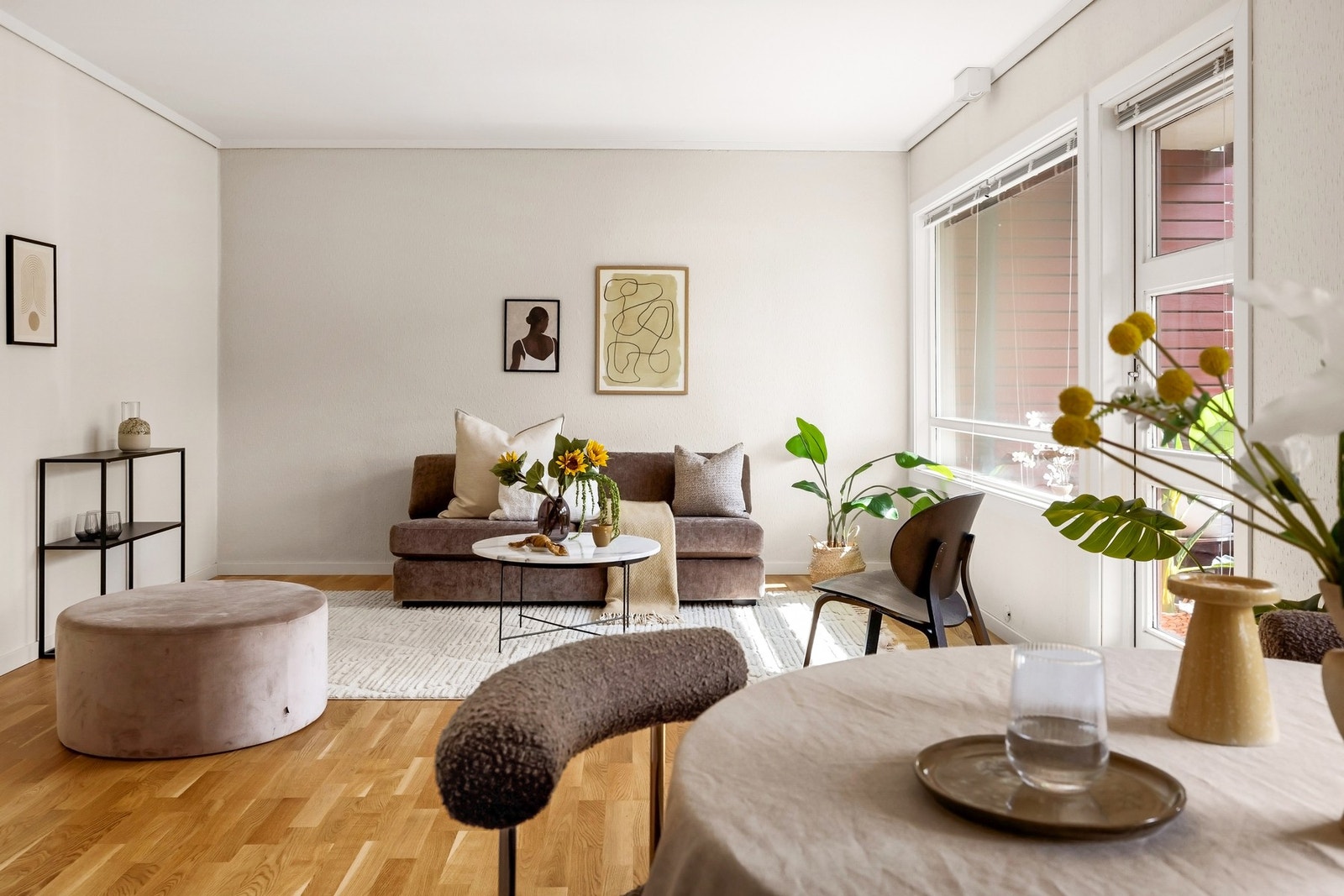 Mye naturlig lys gir en herlig ro i leiligheten Galleribilde