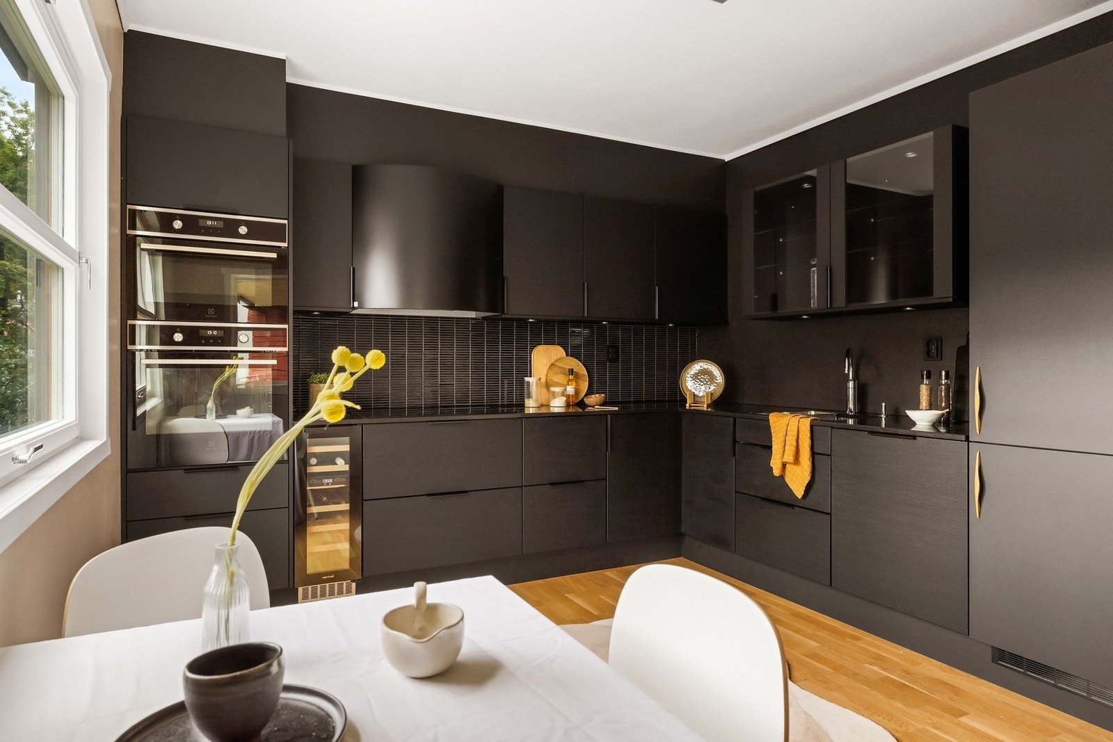 I 2024 ble det montert kjøkkenfliser over kjøkkenbenken av Eirik Bjørnestad Flis og Mur AS Galleribilde