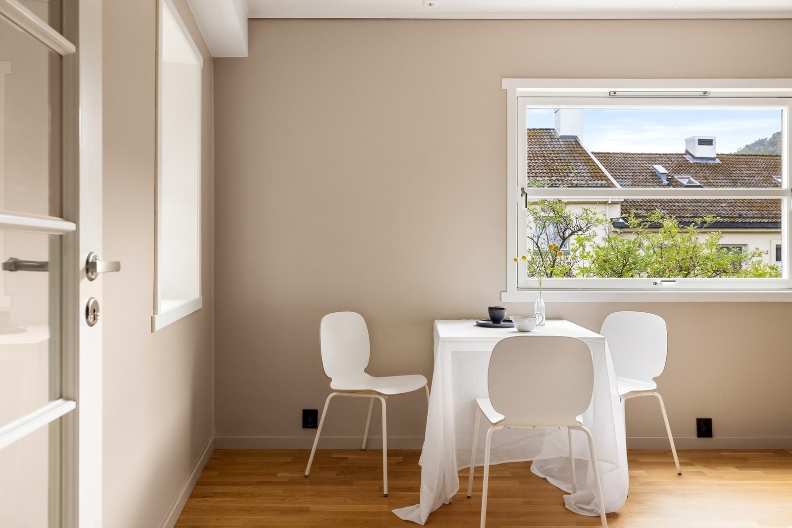 Her er det også plass til et romslig kjøkkenbord, for å nyte de hverdagslige måltidene Galleribilde