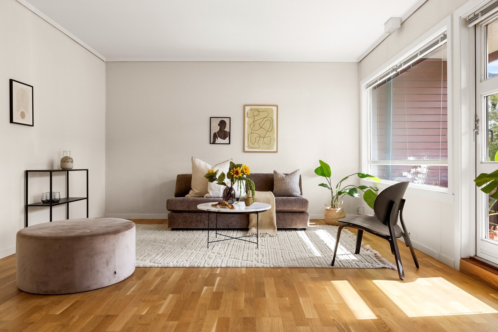 Meget romslig stue godt over 25 kvm. med mange møbleringsløsninger Galleribilde