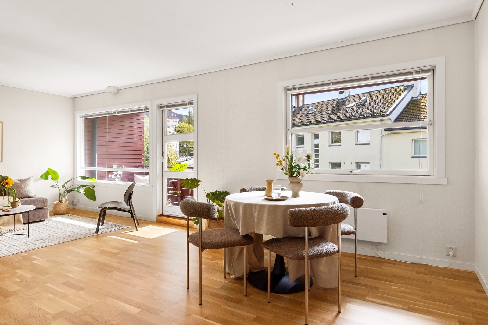 I stuen er det rikelig med dagslys, og utgang til solrik balkong Galleribilde