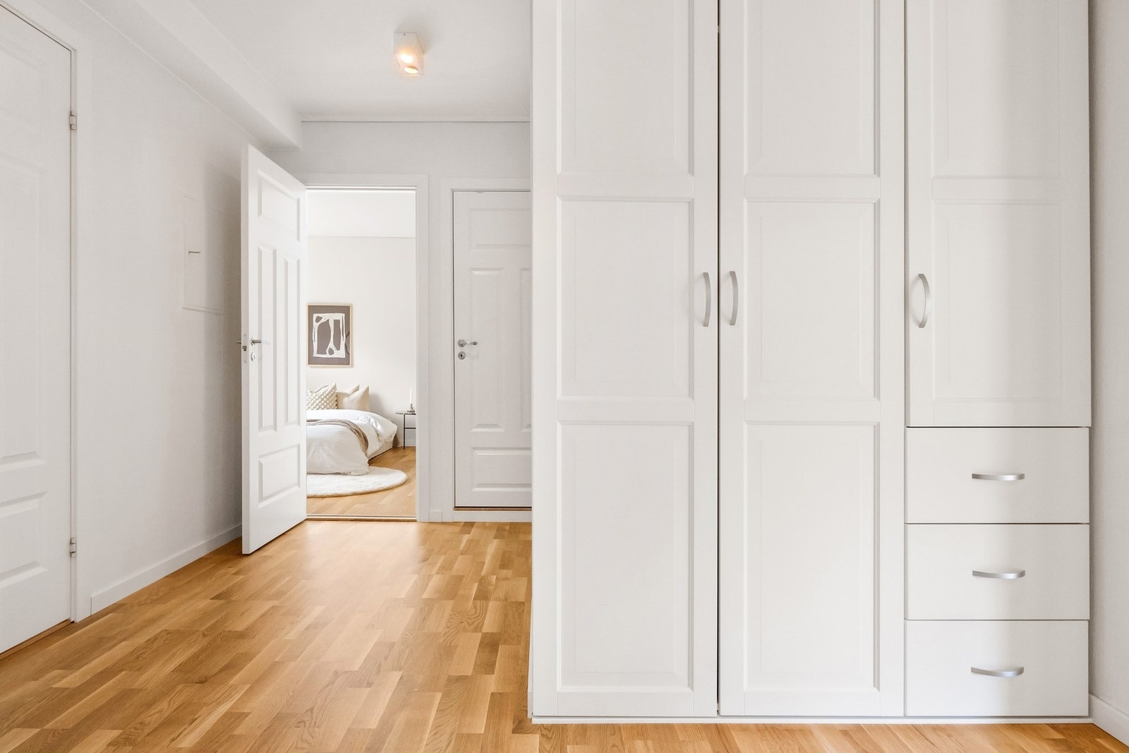 I gangen er det rikelig med plass til oppbevaring av sko og ytterklær Galleribilde