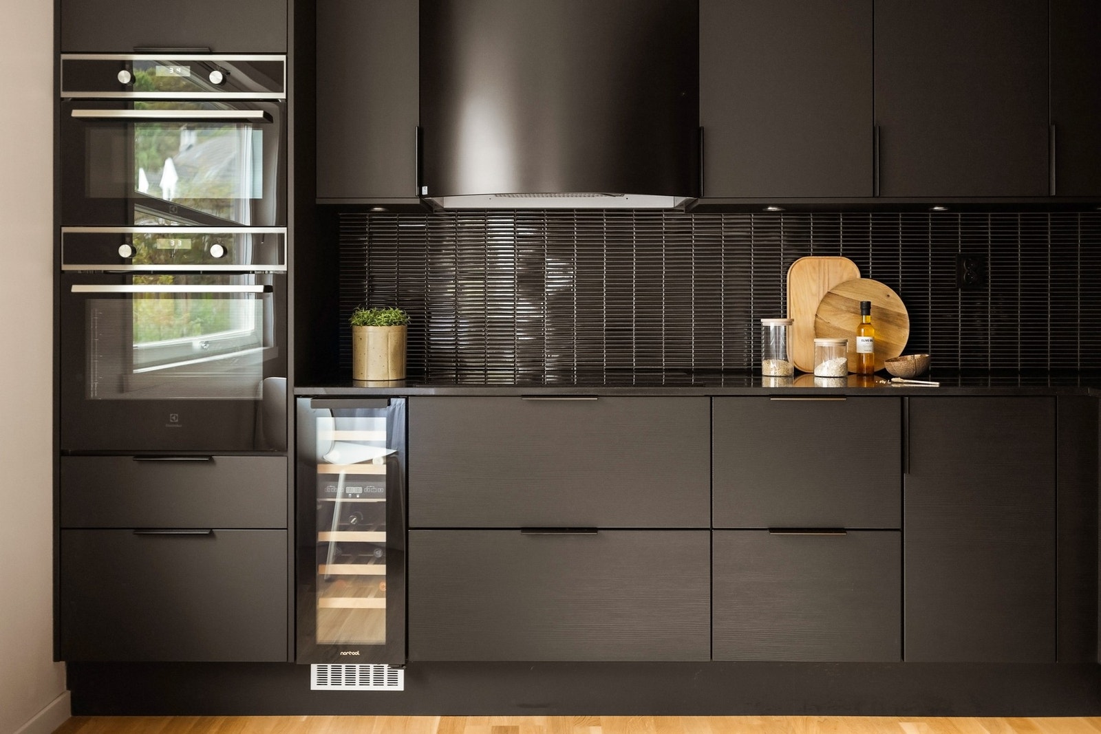 Påkostet ventilator fra Røroshetta i passende farge og finish til frontene Galleribilde