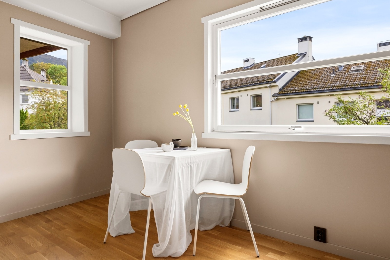 Deler av kjøkkenet er nymalt i 2024 i lys beige Galleribilde