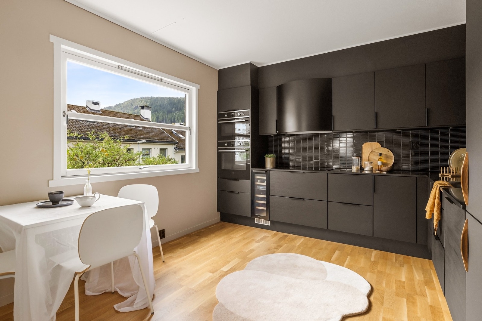 Videre kommer vi til kjøkkenet som er en av leilighetens flotte kvaliteter Galleribilde