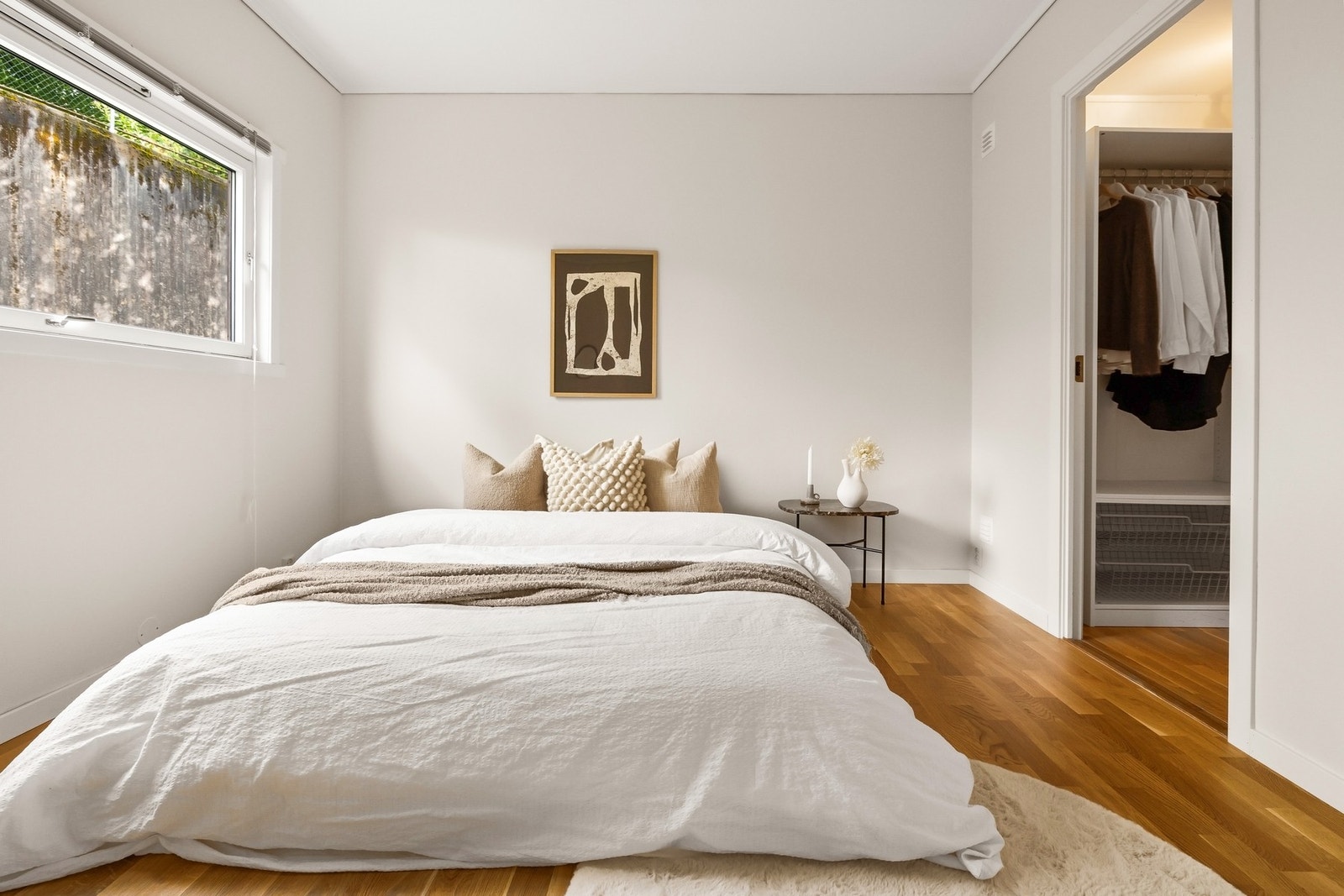 Hovedsoverommet er tilknyttet praktisk walk-in-closet for ekstra lagringsplass Galleribilde