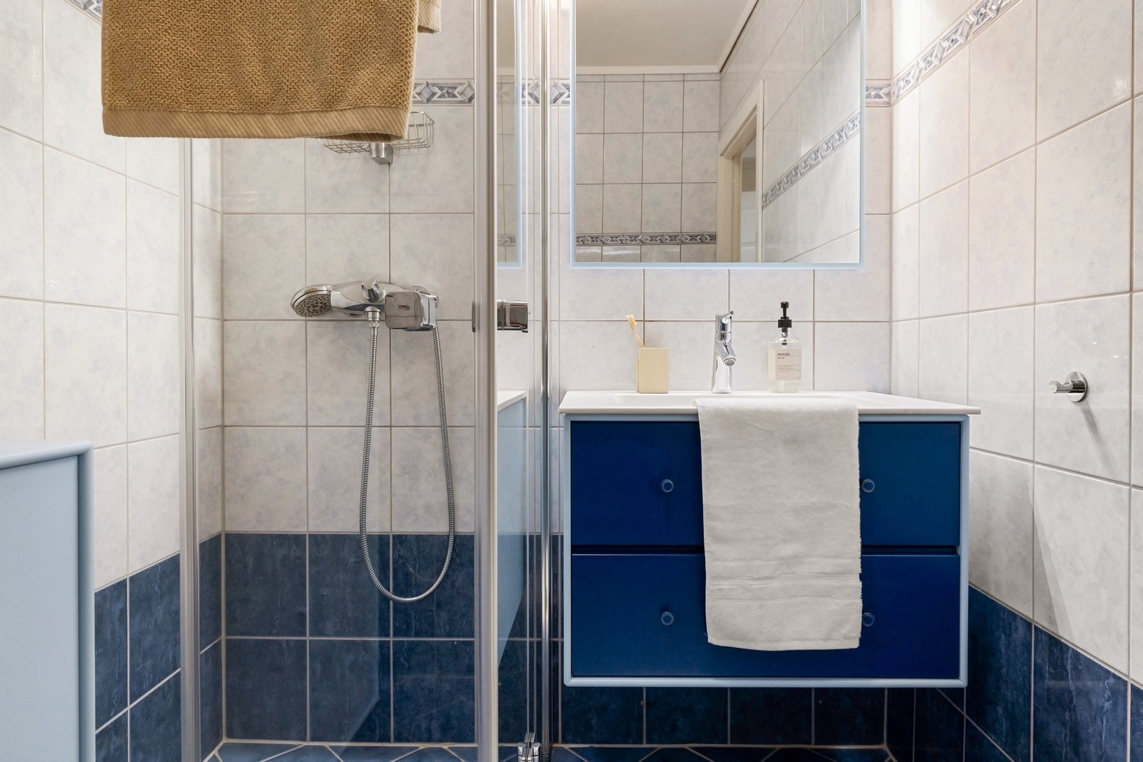 Infellbare dusjdører er plassbesparende og praktisk Galleribilde