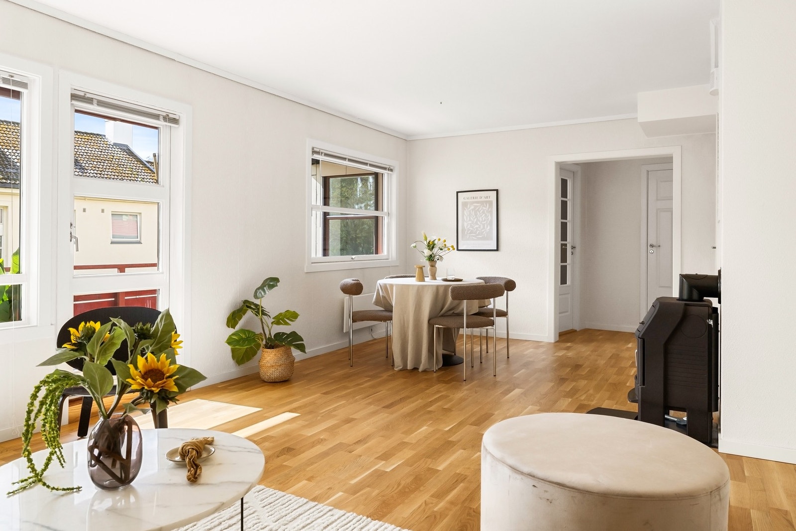 Her er det plass til en romslig sofagruppe, i tillegg til spisebord for mange gjester Galleribilde