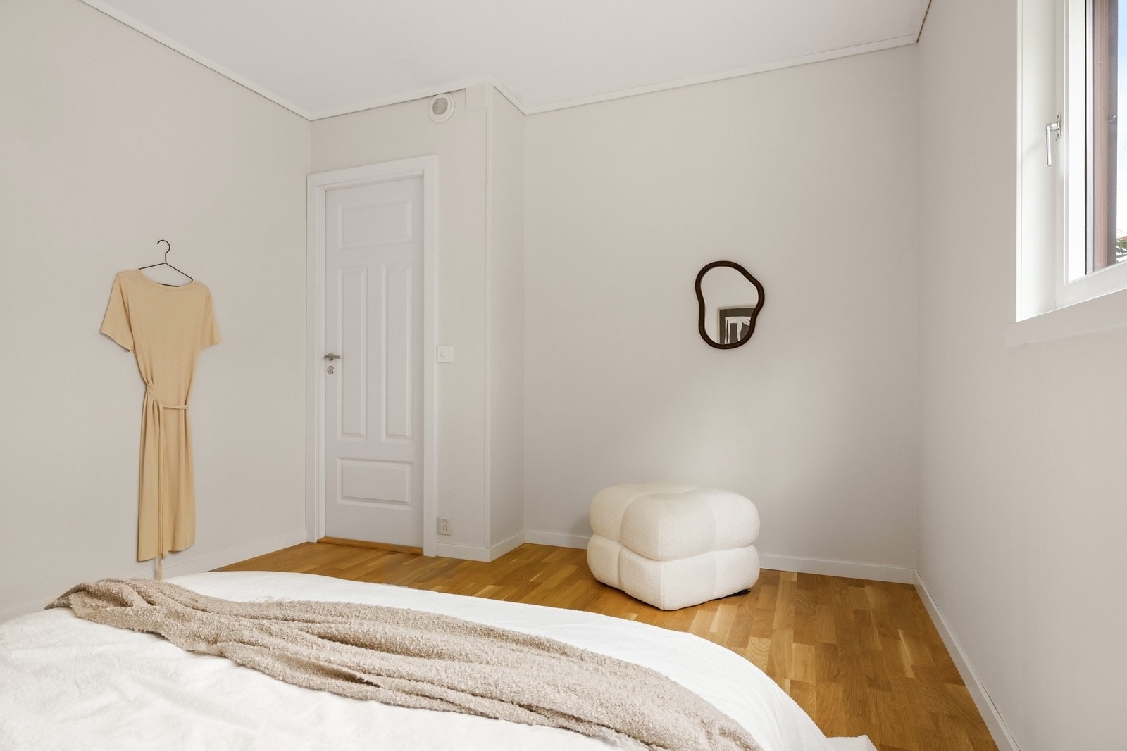 Det er i tillegg god plass til garderobeskap i andre enden av rommet Galleribilde