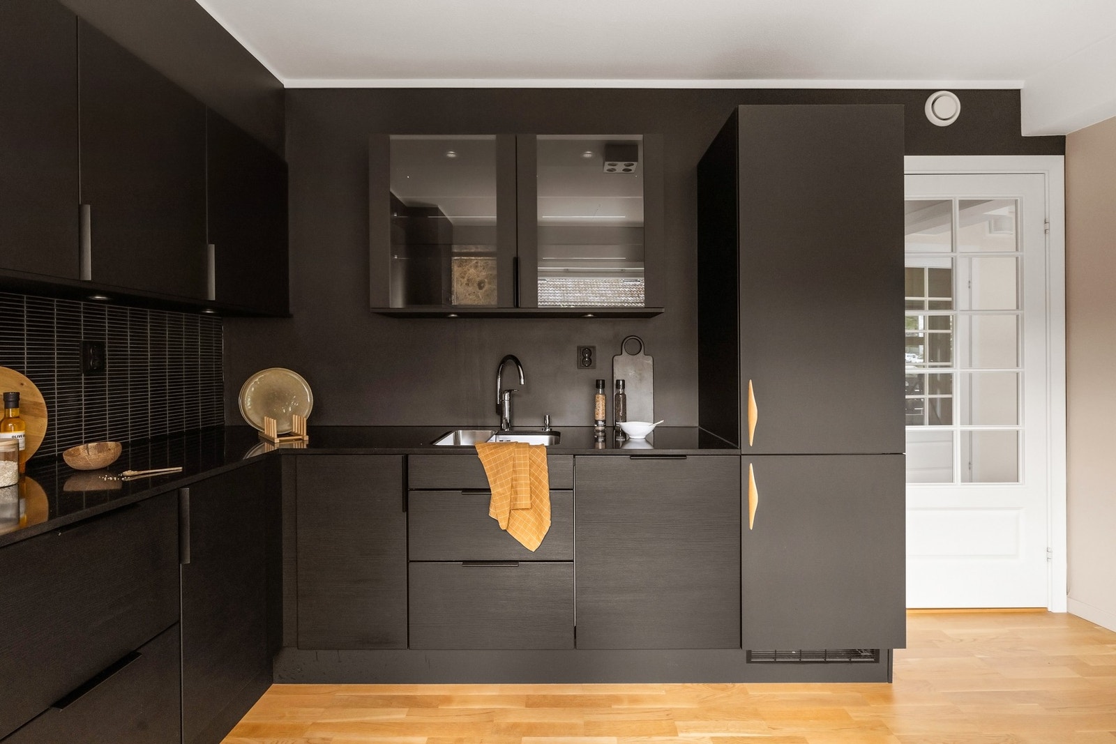 Rikelig med skap og benkeplass, samt helintegrerte hviteverer Galleribilde