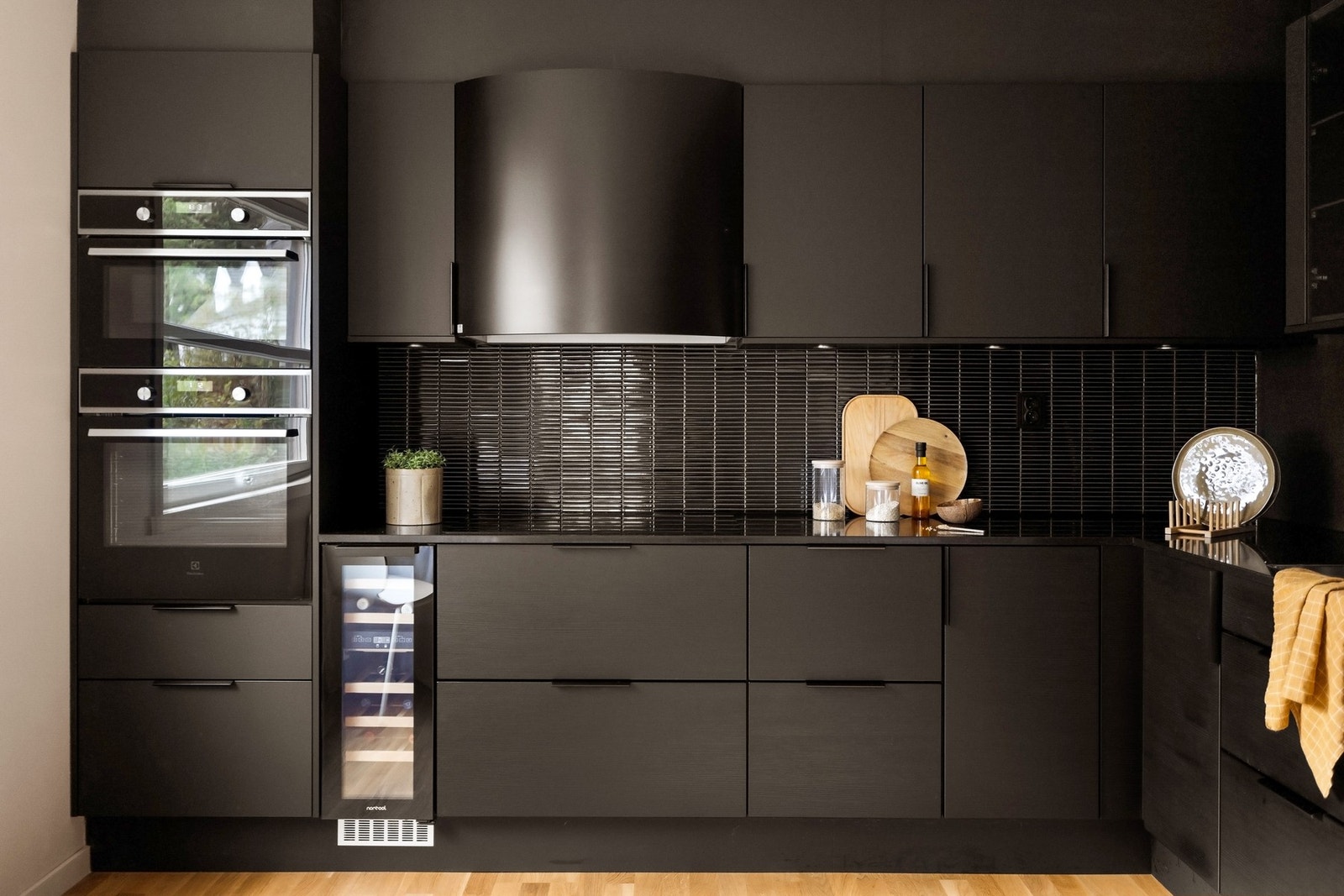 Rålekkert kjøkken fra 2020 med vinskap, kombimikro og ventilator fra Røroshetta Galleribilde