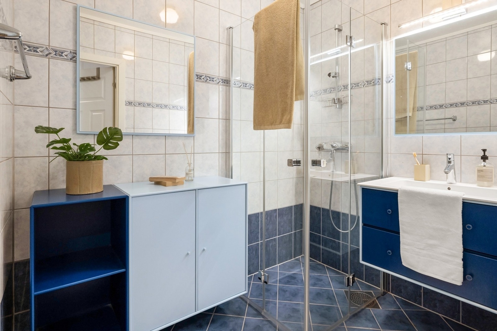 Badet i leiligheten er helfliset med lekker montana design innredning i stil til flisene Galleribilde