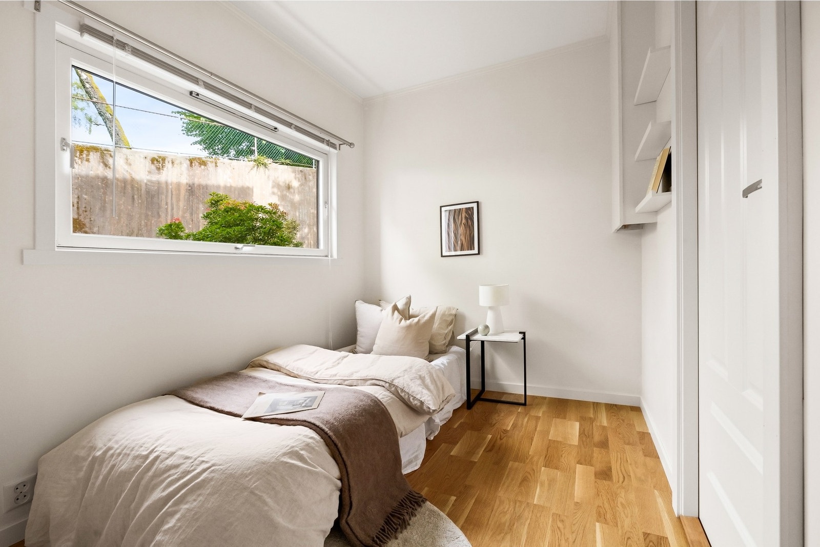 Soverom 2 er også av god størrelse, med plass til seng, garderobeskap og skrivepult om ønskelig Galleribilde