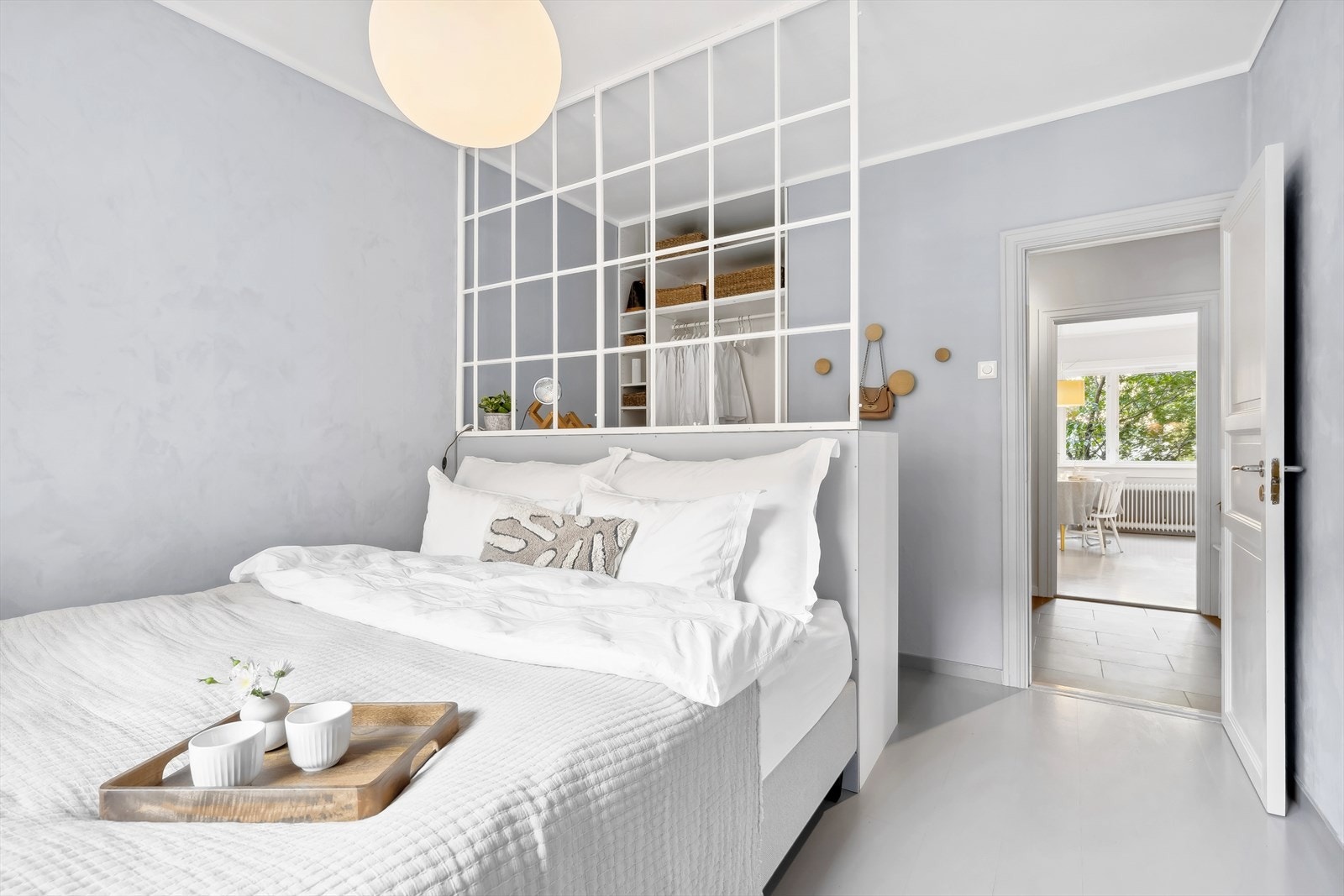 God plass til stor seng og garderobeløsning Galleribilde