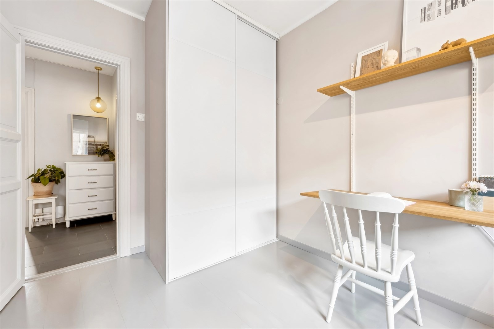 Begge soverom vender ut mot stille gate Galleribilde