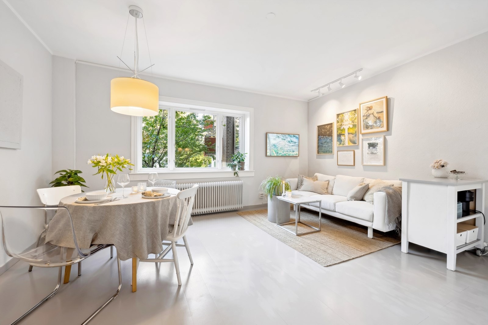 God plass til sofa og spisebord Galleribilde