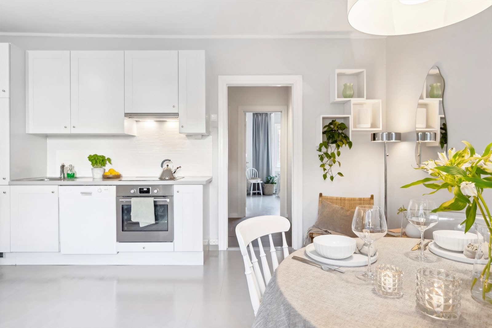 Kum med ettgreps blandebatteri, kullfiltervifte over integrert koketopp/ovn, integrert kjøl/frys og opplegg for oppvaskmaskin Galleribilde