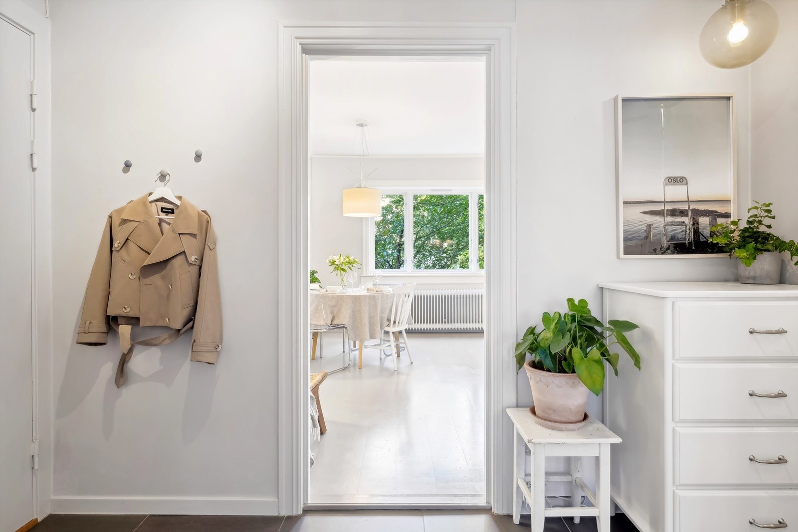 Romslig entré med god plass til å henge fra seg yttertøy Galleribilde