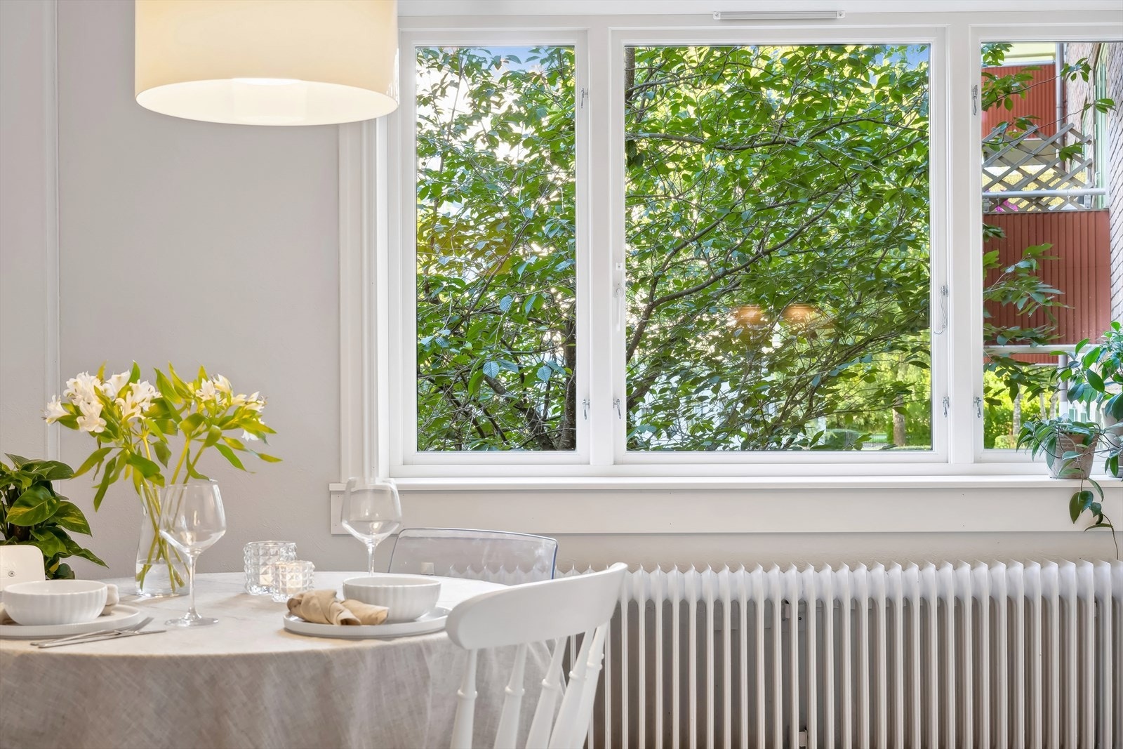 Store vindusflater som gir godt med naturlig lys Galleribilde