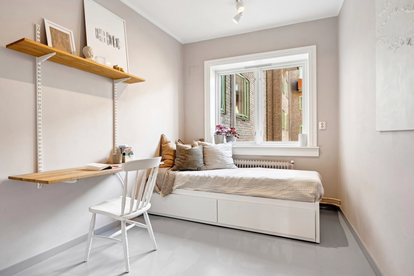 Soverom II har plass til dobbeltseng og garderobeskap Galleribilde